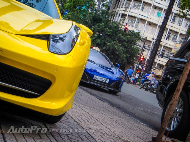 Cặp đôi siêu xe Minh Nhựa và tay chơi quận 2 khoe dáng trên phố Sài thành - Ảnh 2.