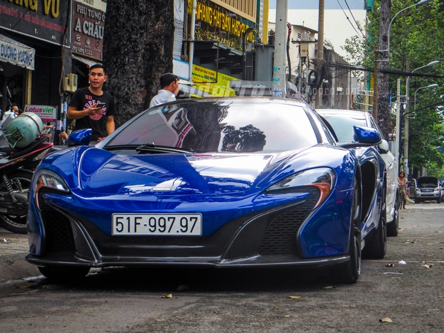 Cặp đôi siêu xe Minh Nhựa và tay chơi quận 2 khoe dáng trên phố Sài thành - Ảnh 1.