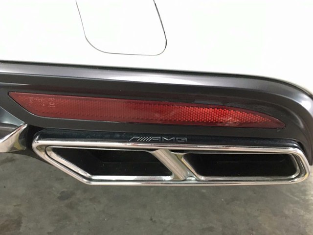 
Phía sau xe, những người thợ Sài thành cũng không quên nâng cấp cặp ống xả hàng hiệu AMG cho chiếc Mercedes-Benz S500L để hoàn thành việc lên đời thành S65 AMG.
