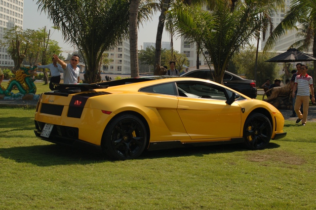 
Lamborghini Gallardo SE về nước vào năm 2007 có màu sơn vàng óng đi kèm là la-zăng 5 chấu sơn hàng thửa Callisto đen bóng đối lập, tông màu vàng-đen cũng được sử dụng làm nội y chính cho bên trong khoang lái. Ảnh: Page/Autopro.
