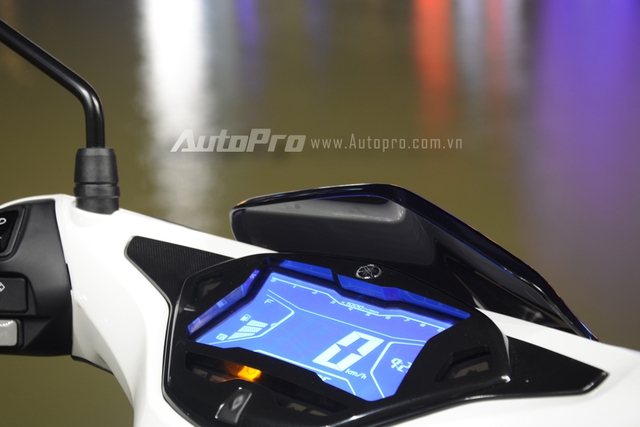 
Yamaha NVX 155 được trang bị cụm đồng hồ kỹ thuật số toàn phần với màn hình LCD 5,8 inch. Trong đó, nền màn hình có màu xanh dương và các thông số như lượng xăng còn trong bình, báo ắc-quy, vòng tua máy, quãng đường đã đi, lượng xăng tiêu thụ trung bình, mức tiêu thụ xăng theo thời gian thực, đồng hồ chỉ giờ và tốc độ có màu trắng.
