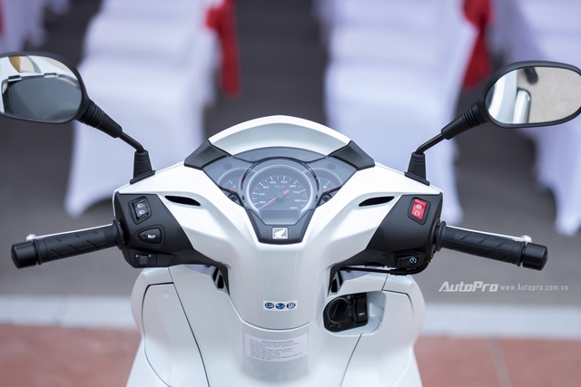 
Mặt đồng hồ của Honda SH 300i được thiết kế chia thành 3 phần riêng biệt với đồng hồ tốc độ trung tâm, cùng 2 hai đồng hồ hiển thị nhiệt độ động cơ và mức nhiên liệu ở hai bên trái phải. Ngoài ra xe còn có một màn hình điện tử để hiện thị các thông tin phụ như thời gian, trip, ODO và lượng nhiên liệu tiêu thụ.
