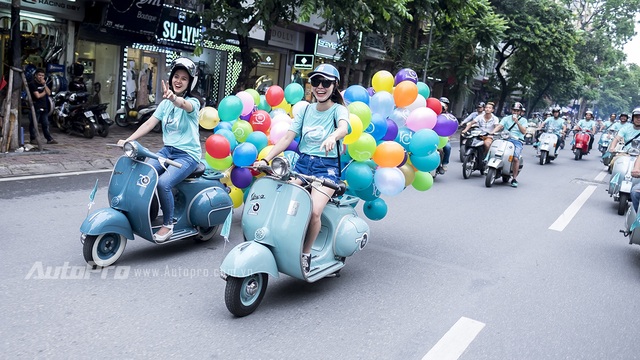 Dàn xe Vespa "tân cổ giao duyên" náo động Hà Thành