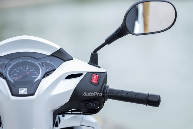 
Honda SH 300i được trang bị công tắc tắt/bật động cơ như ở các mẫu xe thể thao.
