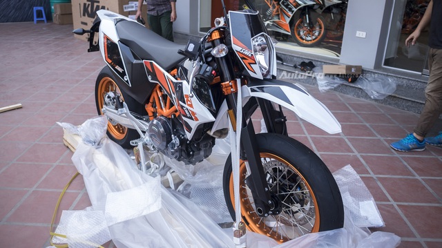 Đập hộp mô tô địa hình KTM 690 SMC R 2017 giá 469 triệu tại Việt Nam