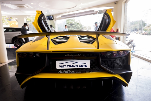 Chiêm ngưỡng vẻ sexy của Lamborghini Aventador SV mui trần giá 39 tỷ Đồng tại Việt Nam - Ảnh 9.
