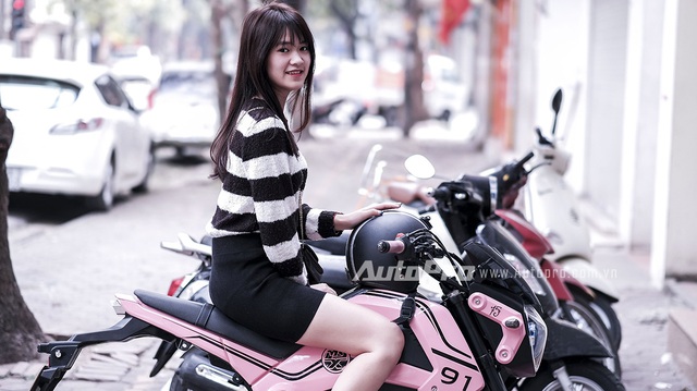Nữ sinh Hà thành cưỡi Honda MSX125 màu hồng đi chơi Tết