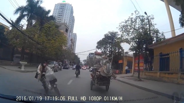 Thiếu nữ đi xe đạp điện mất lái, lao vào đầu ô tô