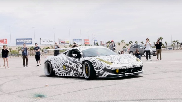 Xem "ngựa vằn" Ferrari 458 Italia biểu diễn drift