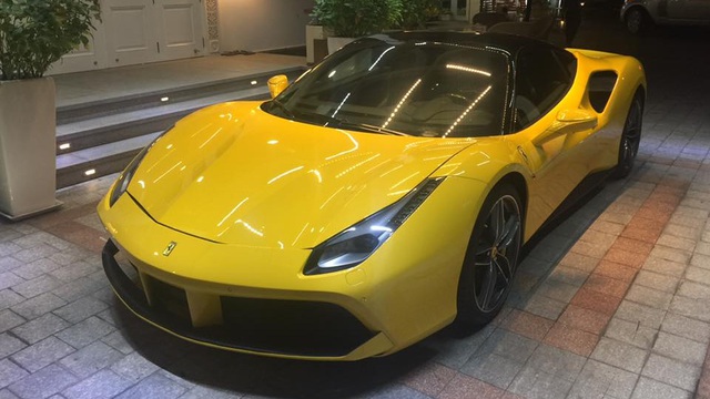 Em trai Phan Thành nhận quà tốt nghiệp là siêu xe Ferrari 488 GTB