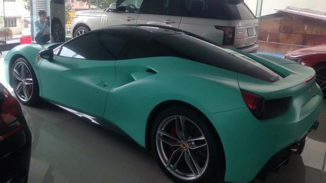 Sài Gòn: Ferrari 488 GTB khoác áo xanh ngọc như xe của Hoàng thân Qatar