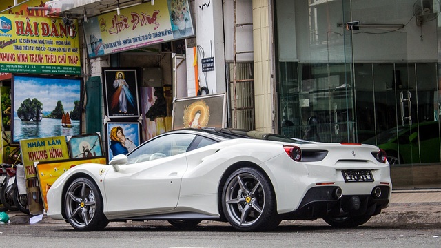 Xem cảnh Ferrari 488 GTB độ pô Akrapovic lùi chuồng tại Sài Gòn