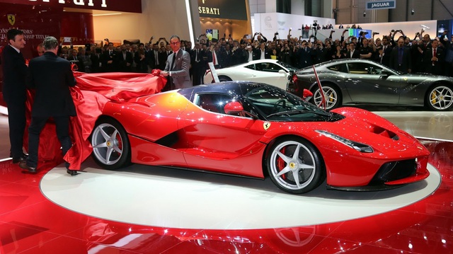 Chưa ra mắt, Ferrari LaFerrari Spider đã được chào bán với giá "hết hồn" 129 tỷ Đồng