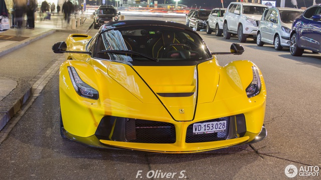 Ferrari LaFerrari Aperta giá 45 tỷ Đồng đầu tiên mang ngoại thất vàng rực