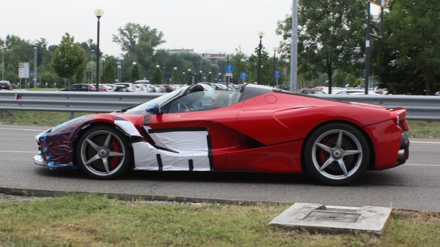 "Tóm gọn" 3 chiếc siêu xe Ferrari LaFerrari mui trần lần đầu lăn bánh trên phố