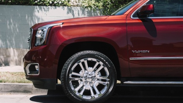 Ăn trộm bánh ô tô, bị GMC Yukon đè lên đầu, tử vong