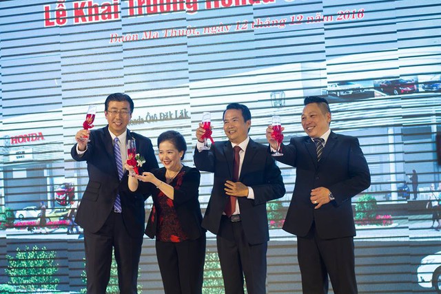 
Đại diện Honda Việt Nam - ông Minoru Kato - đến dự khai trương Honda Ô tô Đắk Lắk.
