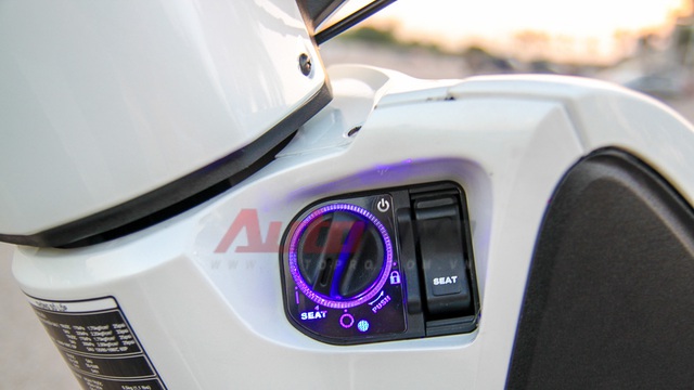 So sánh khóa từ của Vespa/Piaggio và ổ khóa sử dụng sóng Smartkey của Honda