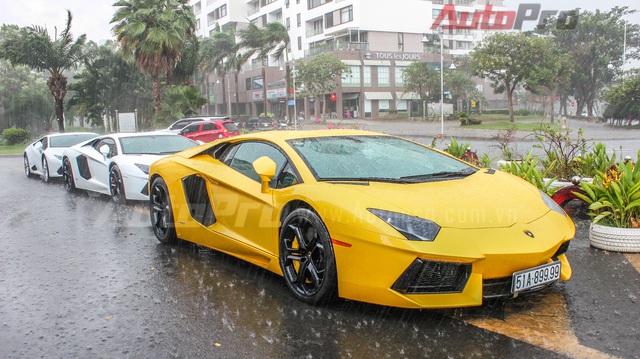 Ba "siêu bò" Lamborghini tắm mưa tại Sài Gòn