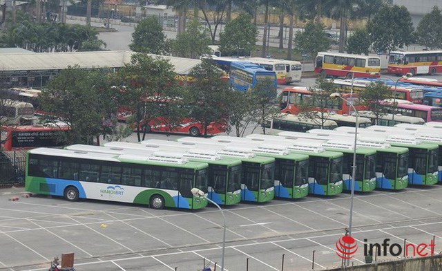 
Hàng chục chiếc xe buýt đang được tập trung ở bến xe Yên Nghĩa.
