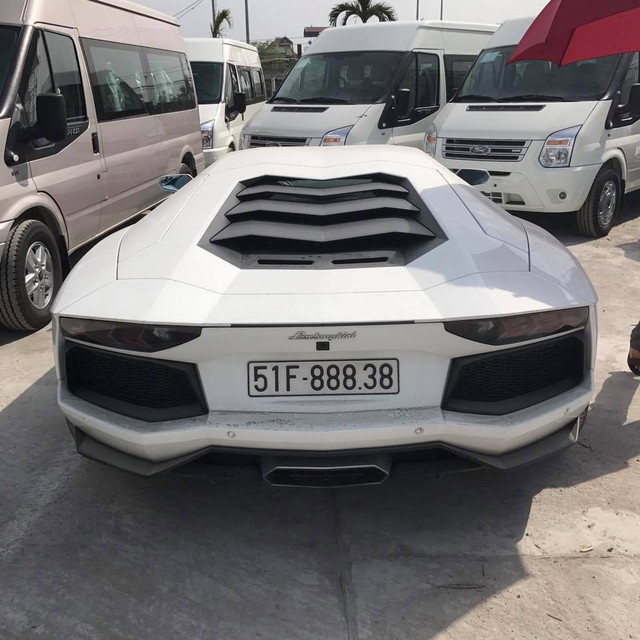 Lamborghini Aventador chính hãng trị giá 22,5 tỷ Đồng phượt ra Thủ Đô - Ảnh 1.