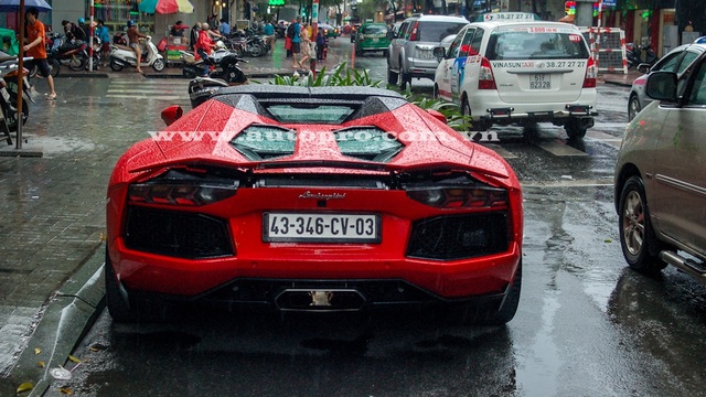 Bắt gặp Lamborghini Aventador mui trần tắm mưa tại Sài thành