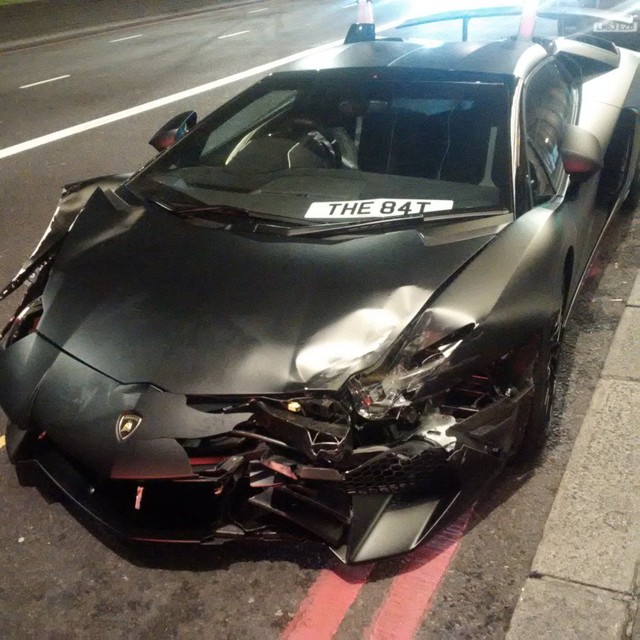 Lamborghini Aventador SV mui trần hư hỏng nặng sau cuộc đua tốc độ trên phố - Ảnh 1.