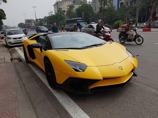 Siêu xe Lamborghini Aventador SV mui trần dạo chơi Giáng sinh tại Hà Nội - Ảnh 6.