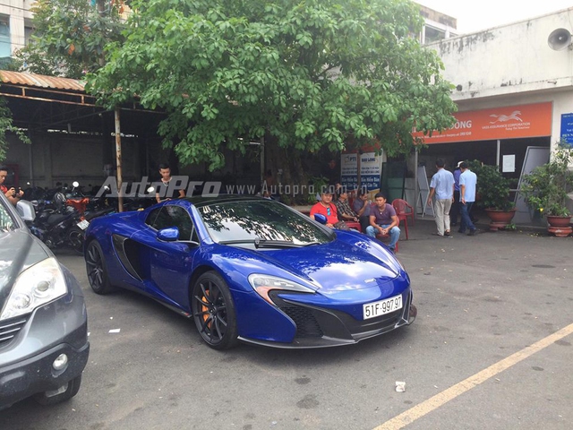 
Nhiều người không thể rời mắt khi bắt gặp chiếc McLaren 650S Spider xuất hiện tại một trạm đăng kiểm ở Tp. Hồ Chí Minh.
