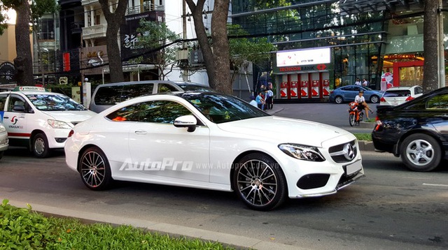 
Chiếc Mercedes-Benz C300 Coupe 2016 mà soái ca Sài Gòn tặng vợ.
