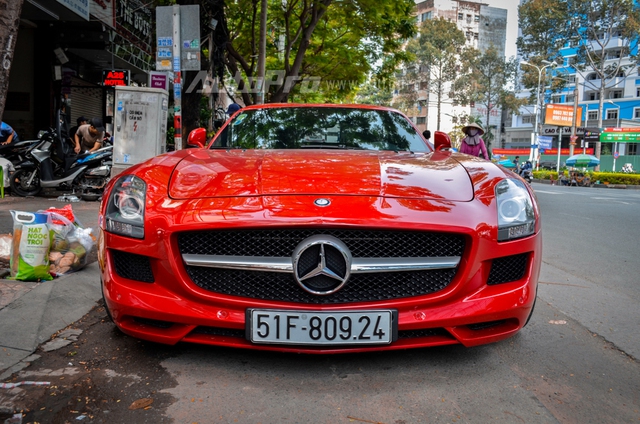 Mercedes-Benz SLS AMG 11,8 tỷ Đồng của tay chơi Bình Định tái xuất trên phố Sài thành - Ảnh 15.
