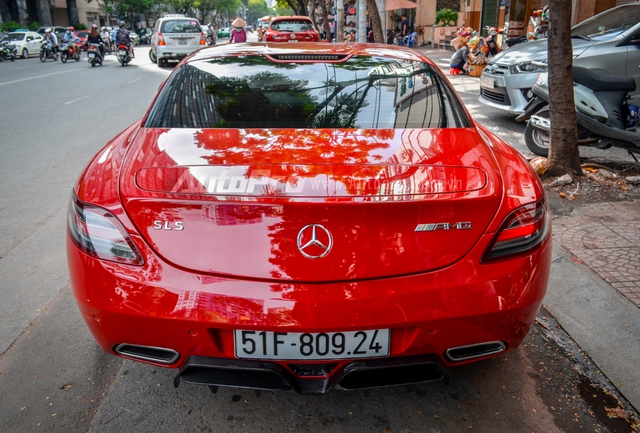 Mercedes-Benz SLS AMG 11,8 tỷ Đồng của tay chơi Bình Định tái xuất trên phố Sài thành - Ảnh 6.
