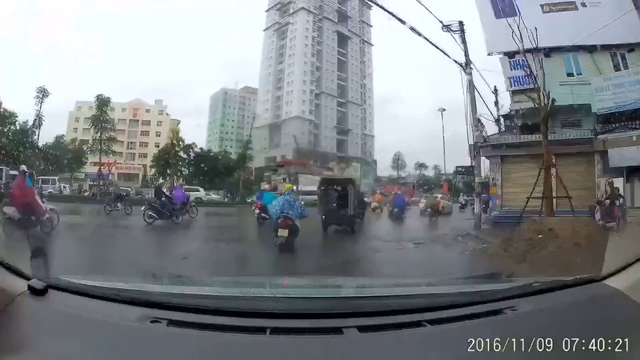 Hà Nội: Lại giật mình với cảnh phụ nữ lái xe máy