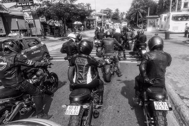 Nữ biker khiến nhiều người phải ngước nhìn khi nài Ducati Scrambler trên đường Sài Gòn - Ảnh 8.