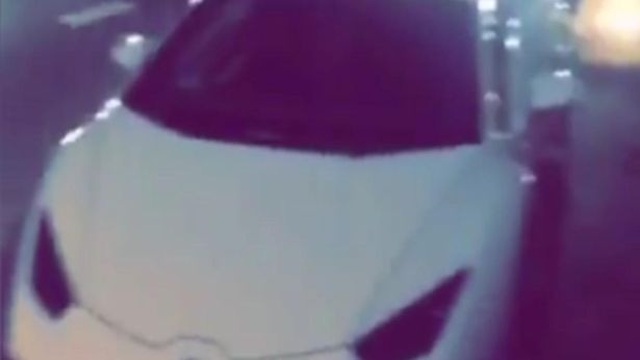 Cảnh sát lấy siêu xe Lamborghini Huracan tịch thu để đi chơi