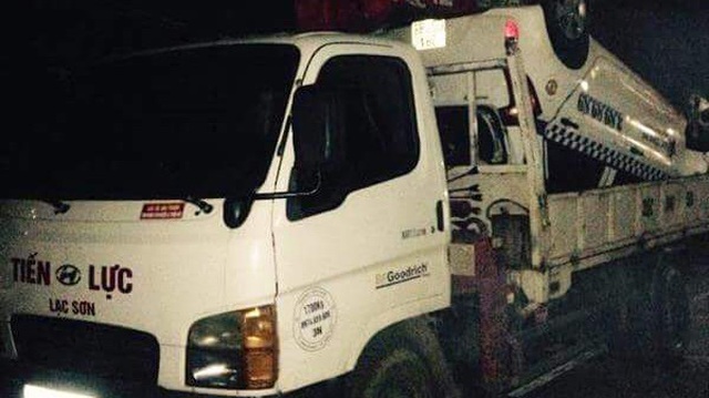 Taxi chở khách lao xuống suối giữa đêm khiến 3 người thương vong