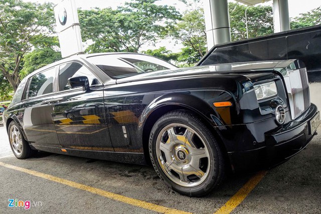 
Chiếc Rolls-Royce chính hãng đầu tiên tại Việt Nam thuộc sở hữu của nữ doanh nhân Dương Thị Bạch Diệp. Xe được nhập về từ 1/2008. Thời điểm đó, đây là chiếc xe đắt nhất tại Việt Nam, với giá trị sau thuế lên tới 1,3 triệu USD.
