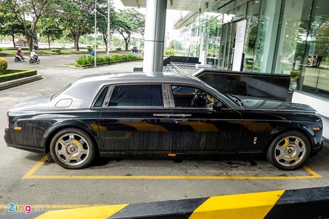 
Sau thời gian dài vắng bóng, mẫu xe siêu sang này xuất hiện trở lại trước đại bản doanh của BMW Việt Nam. Rolls-Royce Phantom phiên bản kéo dài trục cơ sở có độ dài hơi 250 mm so với phiên bản tiêu chuẩn, tổng chiều dài gần 6 m.
