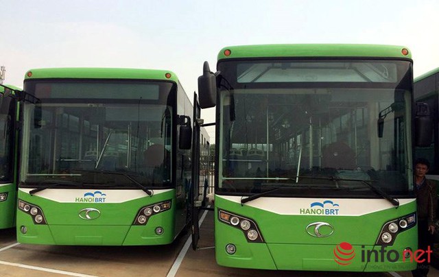 
Những chiếc xe buýt nhanh BRT được sơn màu xanh trắng đặc trưng.
