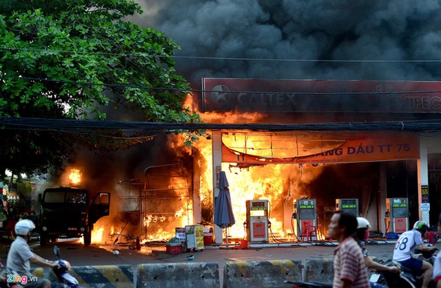Hiện trường vụ cháy cây xăng ở Sài Gòn khiến hàng chục xe máy bị thiêu rụi - Ảnh 1.