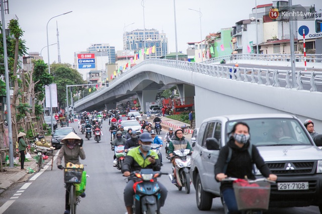 Chùm ảnh: Cầu vượt thép 135 tỷ trên con đường đắt đỏ nhất Thủ đô trước ngày thông xe - Ảnh 1.