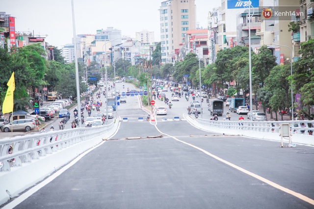 Chùm ảnh: Cầu vượt thép 135 tỷ trên con đường đắt đỏ nhất Thủ đô trước ngày thông xe - Ảnh 2.