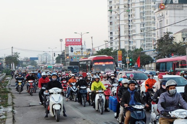 Chùm ảnh: Người dân ùn ùn đổ về quê nghỉ lễ, đường phố Hà Nội tắc nghẽn kéo dài - Ảnh 2.