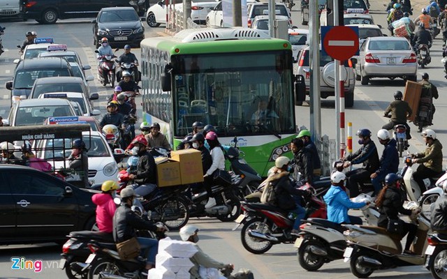 Buýt nhanh BRT bị xe máy chặn đầu khi chạy thử nghiệm - Ảnh 1.