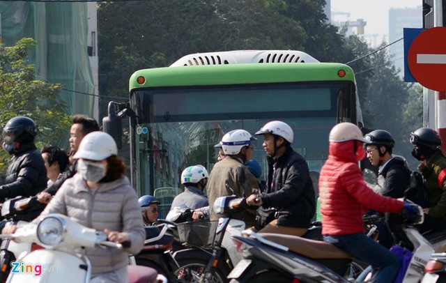 Buýt nhanh BRT bị xe máy chặn đầu khi chạy thử nghiệm - Ảnh 2.