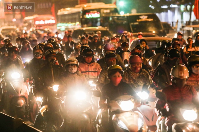Chùm ảnh: Người dân ùn ùn đổ về quê nghỉ lễ, đường phố Hà Nội tắc nghẽn kéo dài - Ảnh 11.