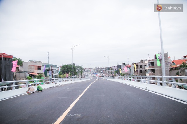 Chùm ảnh: Cầu vượt thép 135 tỷ trên con đường đắt đỏ nhất Thủ đô trước ngày thông xe - Ảnh 14.