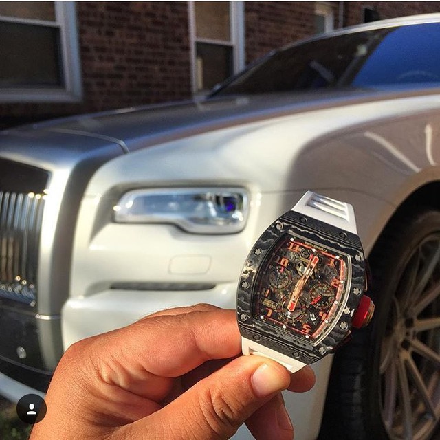 
Mẫu đồng hồ siêu đắt Richard Mille xuất hiện đầy phong cách và cá tính bên cạnh siêu xe Rolls Royce Wraith trắng ngà. Thiết kế của Richard Mille luôn mang một sức hút không thể chối từ dành cho các tín đồ đam mê sưu tập đồng hồ.
