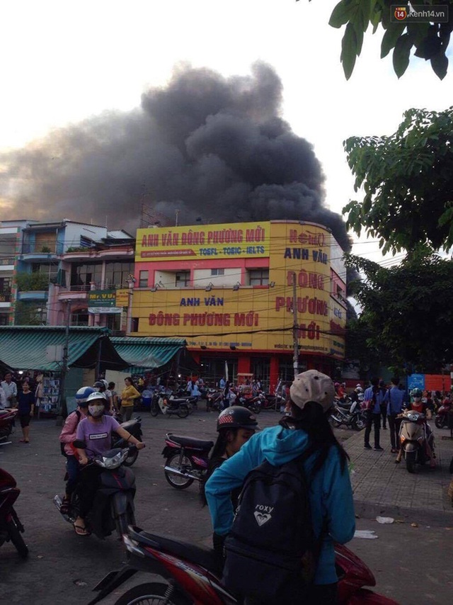 Hiện trường vụ cháy cây xăng ở Sài Gòn khiến hàng chục xe máy bị thiêu rụi - Ảnh 3.