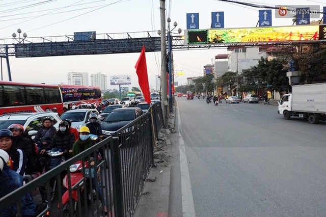 Chùm ảnh: Người dân ùn ùn đổ về quê nghỉ lễ, đường phố Hà Nội tắc nghẽn kéo dài - Ảnh 3.
